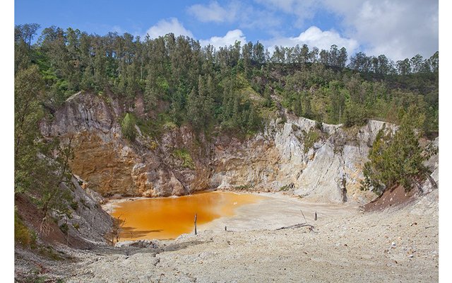 Цветные озера кратера Вавамуда вулкана Инелика
