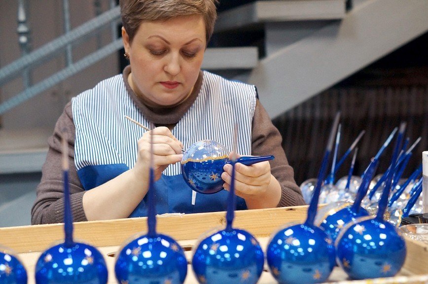 Как производят стеклянные елочные игрушки в России