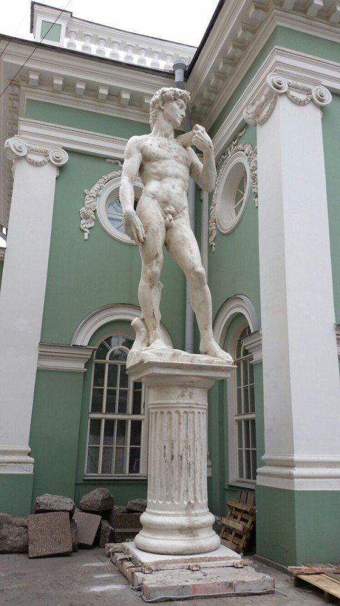 Петербуржцы попросили одеть статую Давида