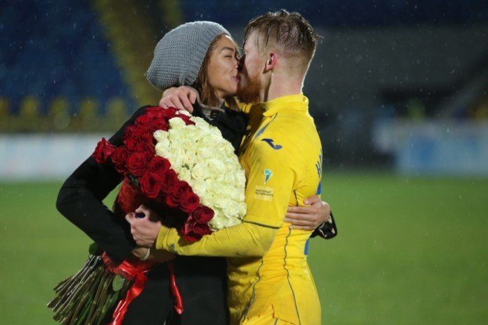 Футболист сборной России сделал предложение своей девушке на поле