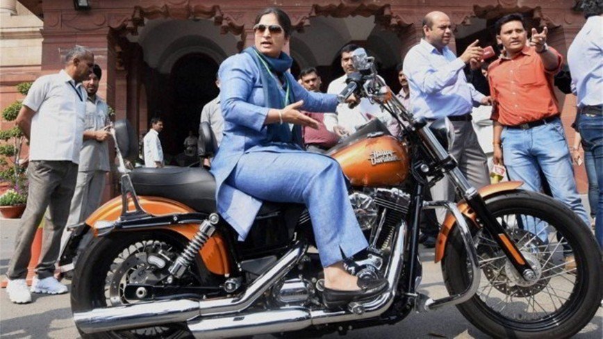 Первая женщина, которая приехала в парламент на мотоцикле