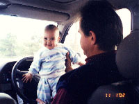 Хоть я еще и не достаю до педалей, но папа уже учит
меня водить машину! Бибикать у меня уже хорошо
получается. :)) Palomino
