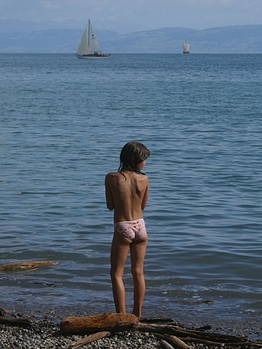 Девочка на берегу, ждет возлюбленного, глядя на паруса.  Как Ассоль из известного романа Йойо