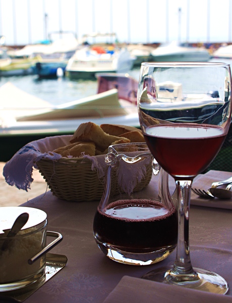 Мечта жить в Италии, у воды. Чтобы можно было попивать красное сухое вино рядом с пристанью, у которой плещется своя , пусть и небольшая, яхта Милая Конь