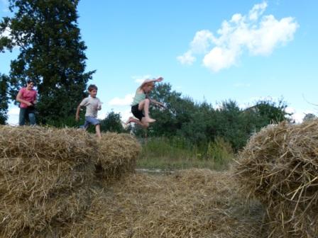 Самые яркие впечатления летнего отдыха - прыжки со стогов сена.  Baraboo