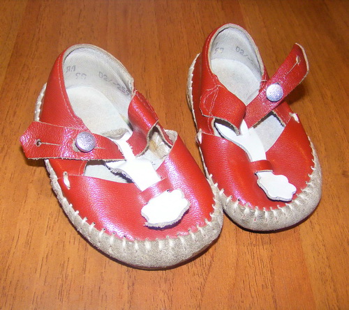 Туфельки-пинетки, в которых дочь сделала свои первые шаги почти 20 лет назад :) winter,s cherry