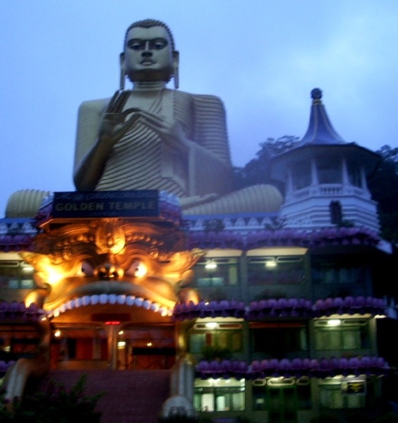 Если Вас судьба когда-нибудь заведет на знаменитый остров Цейлон,  сейчас  Шри Ланку, советую посетить город Дамбулла.  Там  на окраине городка находится 30-метровая позолоченная статуя Будды, а  в 150 м над ним, выше по склону в скале выдолблены уникальные пещеры. В пяти больших и в нескольких маленьких пещерах находятся статуи Будды, а их стены покрыты уникальными фресками V-XVIII веков. Эти пещеры в 1991 году включили в список всемирного наследия ЮНЕСКО.  Юльсон