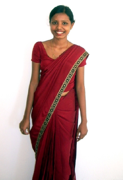 Девушка с острова (Цейлон) Шри Ланка в традиционном индийском национальном костюме – сари. 80 процентов жительниц Индии и Шри Ланки и в наши дни предпочитают сари современной одежде. Современное сари -  это один цельный кусок ткани длиной 9м (иногда и до 12) и шириной около метра без единого шва.
http://ru.wikipedia.org/wiki/%D0%A1%D0%B0%D1%80%D0%B8
 Юльсон