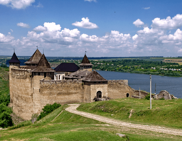 Хотинская крепость —крепость X—XVIII веков, расположенная в городе Хотин. Одно из 7 чудес Украины.
http://ru.wikipedia.org/wiki/%D5%EE%F2%E8%ED%F1%EA%E0%FF_%EA%F0%E5%EF%EE%F1%F2%FC xorolik