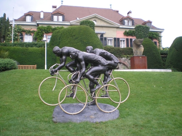 Швейцария, Лозанна. Олимпийский музей. Памятник велосипедистам. Blue sky