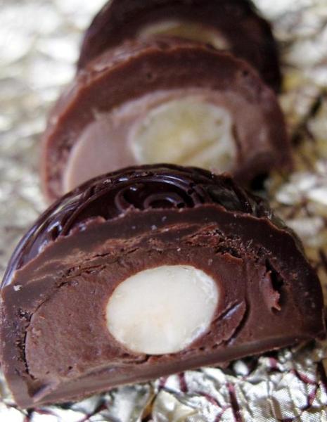 Шоколадная конфета с орехом belochka N