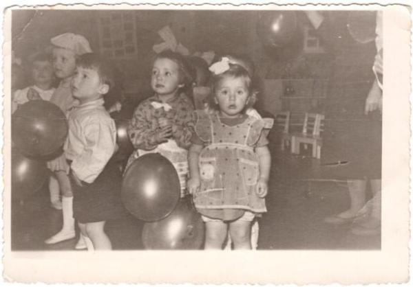 Более  50  лет  назад.  Празднование  Первомая  в  детском  саду.  Я  там  была,  шарик  держала. клюква  в  сахарной  пудре