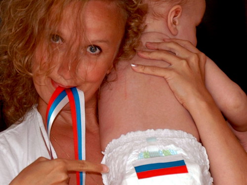 Даже если на руках дети, российские мамы не отставали от мужей и болели за Россию! ;) A............Y