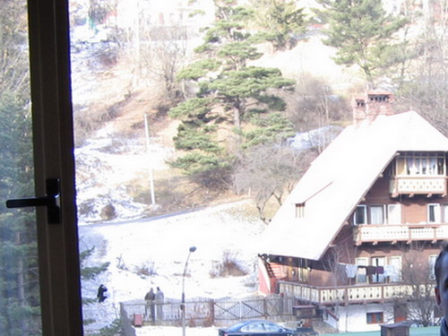 Это вид из окна гостиницы в горах румынии. Malenaa