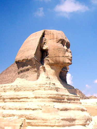 Большой Сфинкс - древний хранитель пирамид, расположенных в Гизе на западном берегу Нила на окраине Каира. Сфинкс представляет собой скульптуру отдыхающего льва с головой человека, точное время его создания не известно, но согласно самой распространенной версии, он был создан во время строительства пирамиды Хефрена. Лицо Сфинкса, по одной из версий, было сильно повреждено в 14 веке мамлюками, они стремились выполнить завет Мухаммеда запрещающего изображать человеческое лицо.http://ru.wikipedia.org/wiki/%D0%91%D0%BE%D0%BB%D1%8C%D1%88%D0%BE%D0%B9_%D0%A1%D1%84%D0%B8%D0%BD%D0%BA%D1%81 Келена