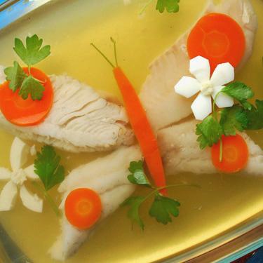 Заливная рыба: варим филе судака, укладываем в форму в виде бабочки, украшаем морковью, яйцами и зеленью, заливаем смесью из пакетика "для заливного", ставим в холодильник до застывания. Келена (РК-Старость в радость)