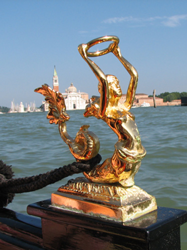 Венеция. Самый знаменитый символ Венеции - это гондолы. Это одновесельные лодки, которые проектируются только по индивидуальному заказу. Стоимость одной гондолы сопоставима со стоимостью дорогого автомобиля и может доходить до 90000 евро. Отчасти такая высокая цена обсуловлена богатым декором гондол, который всегда уникален. Для украшения используются в том числе вырезанные из дерева фигурки, покрытые позолотой. ТанЬки грязи не боятся
