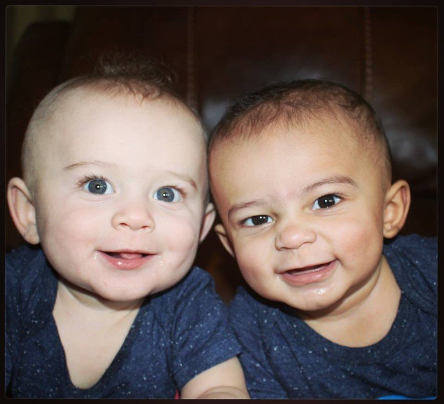 Инь и ян: американка родила мальчиков-двойняшек с разным цветом кожи