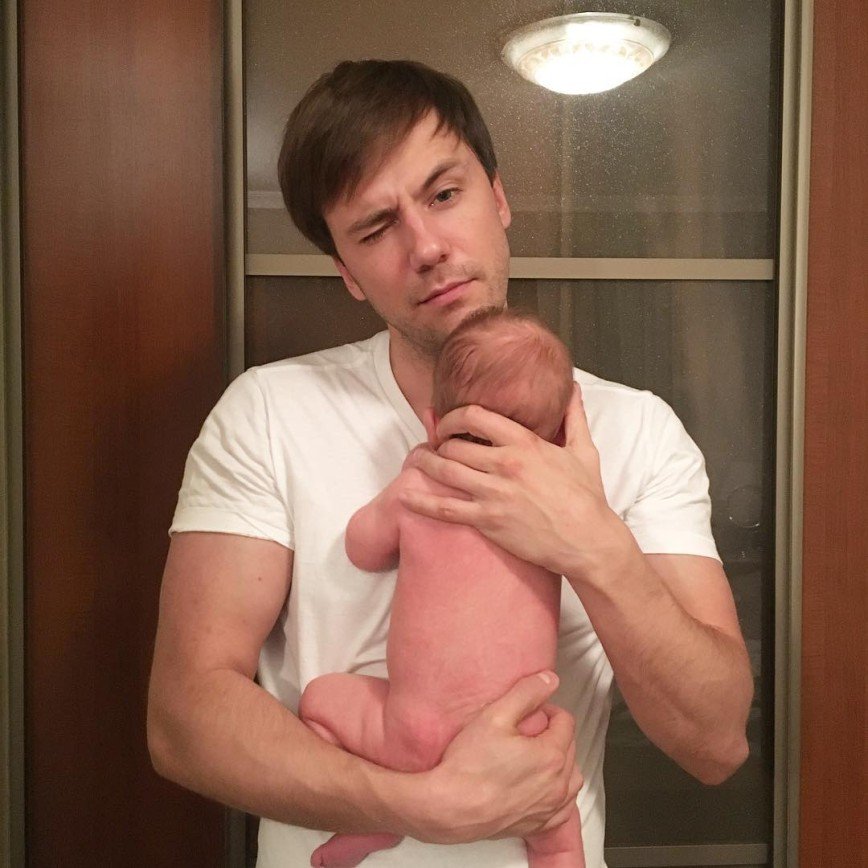 «Сказочный эльф!»: Иван Жидков снялся с 2-месячным сыном