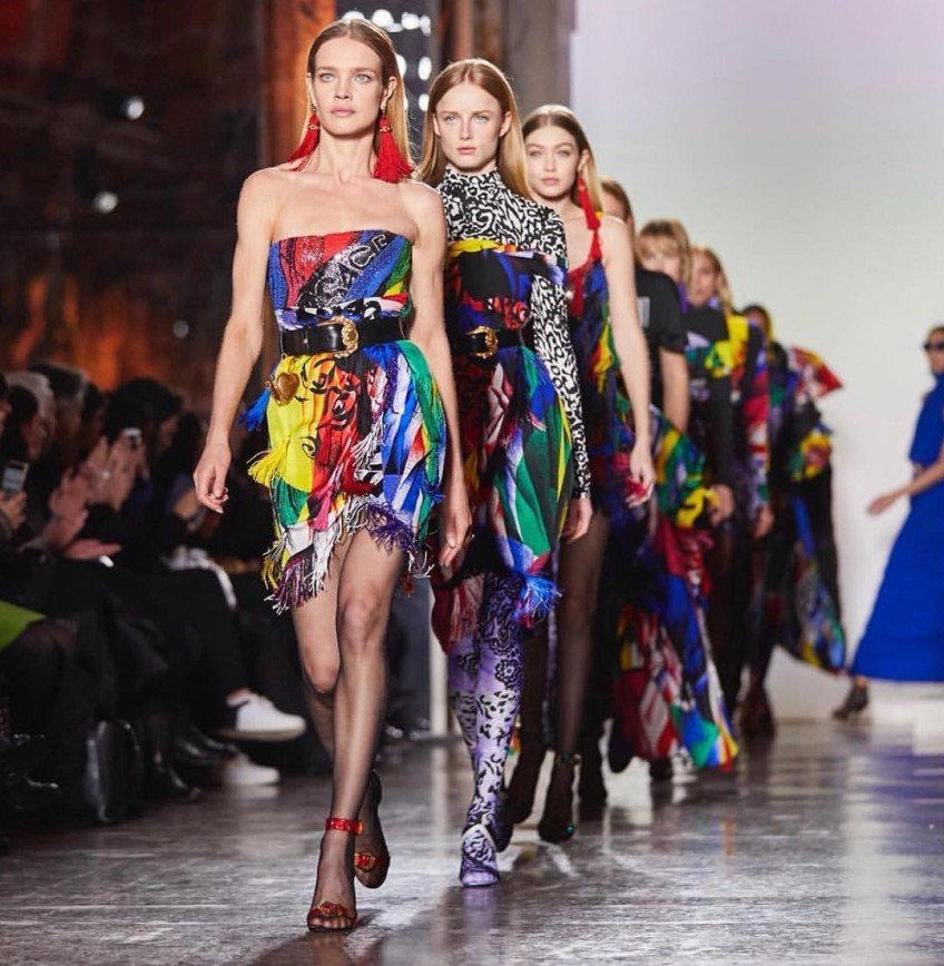 Наталья Водянова открыла показ Versace на Неделе моды в Милане 