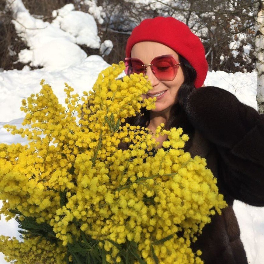 «Очень красивый букет и хозяйка!»: Екатерина Стриженова встречает весну с мимозами
