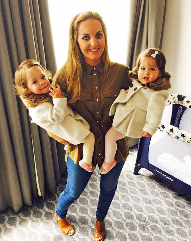 Двухлетние английские близнецы невероятно похожи на принцессу Шарлотту
