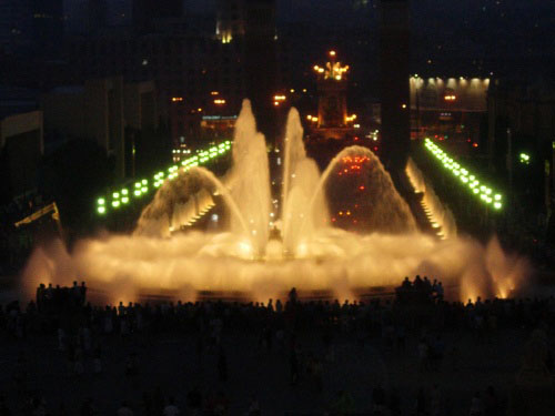 http://www.barcelona-spain.ru/fontan.php
Поющий фонтан В Барселоне. Потрясающее вечернее зрелище,собирающее толпы туристов. Потоки воды,подсвеченной разными цветами танцуют под классическую музыку. Шоу,которое нельзя пропустить посещая столицу Каталонии,оно  оставит свой впечатляющий след в памяти надолго. форелька