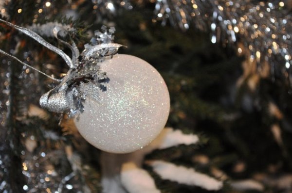 долгие годы этот шарик украшает нашу новогоднюю елку, правда он прелесть:-) саша05