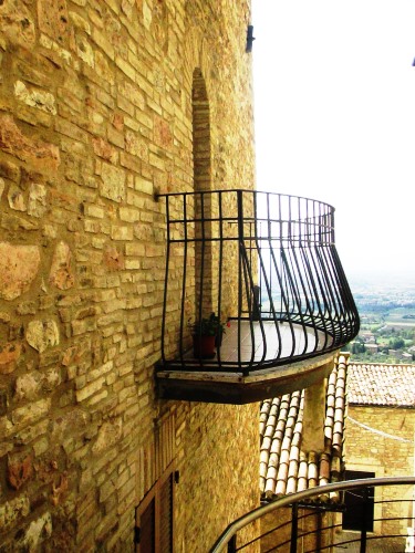 Балкон с металлическим ограждением  город Ассизи Италия Asmera2004