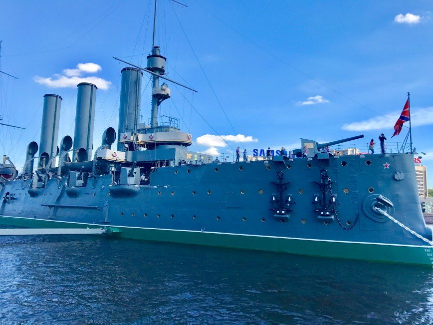 Начало Великой Отечественной войны крейсер «Аврора» встретил в Ораниенбауме. Поскольку артиллерия корабля была в строю, он был включен в систему противовоздушной обороны подступов к Кронштадту и Ленинграду. phonix