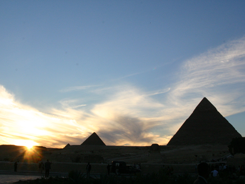Всем известные Пирамиды - Чудо Света в Египте! Единственное сохранившееся до наших дней! В детстве у меня была книга "От Пирамиды до Телебашни".. Книга об архитектуре.. Каждый раз, открывая страницу с Пирамидами, меня охватывал трепет, я прикасалась к самой древнейшей истории.. И не было надежды когда-нибудь увидеть своими глазами это чудо.. На данный момент раз 10 я была у Пирамид.. У каждого свое отношение к ним, могу только посоветовать: если есть возможность - будьте там во второй половине дня, туристы разъедутся и посреди пустыни останетесь вы и тысячелетия... Но если такой возможности нет - постарайтесь отрешиться от ежеминутных приставаний купить безделушку или прокатиться на лошади/верблюде, иначе не получите должного впечатления! Еще всегда небо над Пирамидами вытворяет просто чудеса - это одна из фотографий с таким примером!  olpo