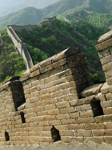 Великая Китайская Стена. Участок Mutianyu, 70 км от Пекина. Стена, конечно, потрясает. В первую очередь тем, что непонятно, ЗАЧЕМ ее строили? Пишут, что эта часть стены являлась северным барьером, защищающим столицу Китая и имперские могилы от врагов с севера. Ну не знаю, там и так не особо пролезешь – горы те еще. Наверх мы, экономя силы и время, поднимались на фуникулере, вниз ехали на табагане – эдакий желоб, как в бобслее примерно, а по нему скатываешься на доске с колесиками и ручным тормозом. Супер окончание для похода по Стене! Поездке на Стену стоит посвятить целый день, и не торопиться. Не бежать. Взять с собой воды (ну, или пива) и наслаждаться видами и чувством сопричастности великому… Недoпонимающая