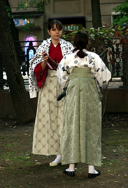 При упоминании традиционной японской одежды первым, что приходит в голову, будет кимоно. Однако есть у японцев и другие уникальные и свойственные их традиционной культуре одежды. Это, например, хакама. Первоначально хакама это широкий кусок материи, обертутый вокруг бёдер. Позже она трансформируется в широкие складчатые штаны, (или — что менее известно — юбку) с разрезами от пояса до бедра. Поэтому хакама, как и кимоно, можно надеть и на толстого, и на худого человека. У женских хакама пояс выше — он завязывается под грудью. Иногда женский вариант хакама называют юбкой мо. Иногда можно найти упоминание длинной юбки нагабакама. Такие юбки-штаны мужчинам предписано носить в неформальной обстановке, женщина же, напротив, традиционно одевает хакама в случае неофициальных церемоний, либо как религиозное одеяние. В любом случае, юбки эти очень необычны и красивы.
http://www.ois.org.ua/club/style1005.htm , http://www.paolia.com/paola/2010/03/shkol-nie-japonskie-vipusknici.html
 maSliva