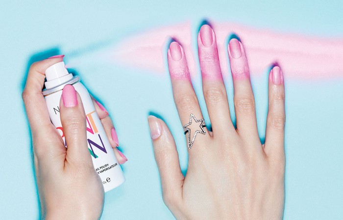 Накрасить ногти без истерик: спрей-лак от Nails Inc. для самого быстрого маникюра в мире 