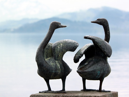 Скульптура лебедей на побережье Цугского озера. Город Цуг, Швейцария. Nuvola