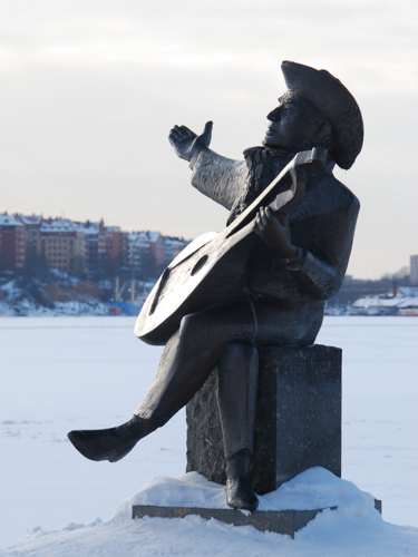 Памятник странствующему музыканту находится в Стокгольме на набережной Kuny@