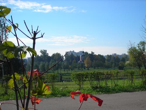 Парк Горчакова а Южном Бутово. На заднем плане церковь в районе бывшей деревни "Чернёво".   mama Anita