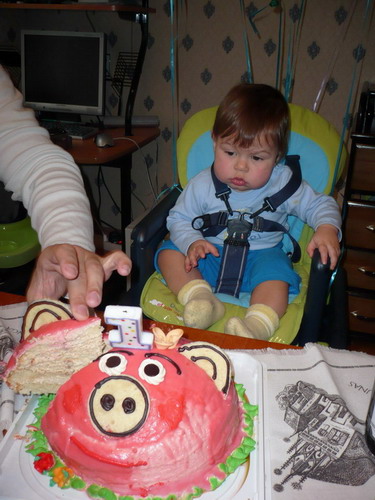 Мой сыночек в ожидании своего первого кусочка торта.:) Но к его сожалению он так его и не получил,рано нам еще торты кушать! Вот и сейчас в ожидание когда сладенькое уже можно будет попробывать :) Romantka