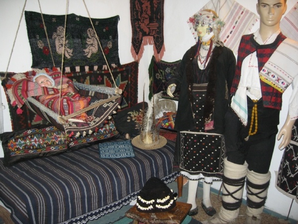 Болгарский национальный костюм
Женское платье soukman было наиболее широко распространенным женским нарядом. Передник - центральная декоративная часть платья soukman. Он богато и красочно украшался, контрастируя с черным платьем.
В средневековье в Болгарии изготавливали металлические украшения с высокими художественными качествами. Они выполнялись главным образом из серебряных, медных и других сплавов. К головному убору или волосам закрепляли диадему, таким образом, чтобы подвески свисали на лоб, что являлось аксессуаром праздничной одежды, чаще всего свадебного наряда невесты. http://www.letun.ru/guide/country/Bulgaria/articles/page/1/8198
 lempa