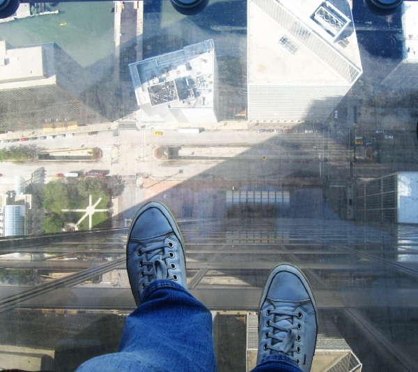 Безумие - ступить на стеклянную смотровую площадку на высоте 442м (башня Сирс, Чикаго) Aletta