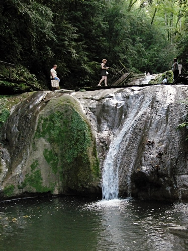 Тридцать три водопада – не только один из самых известных экскурсионных объектов Сочи, но и памятником природы, охраняемый государством. Находится в Лазаревском районе г.Сочи, в долине реки Шахе, в красивейшем горном ущелье Джегош, где с гор низвергаются многочисленные каскады водопадов, высота которых достигает до 12 метров. Вместе они образуют каменную лестницу, по которой струится кристальная горная вода. Это место и называется "Тридцать три водопада", хотя на самом деле их там больше. На пятом водопаде образовалось небольшое озеро, где туристы с большим удовольствием могут искупаться. С двух сторон ущелья идет тропа, по которой передвигаются туристы. Вдоль этих троп растет богатейший лесной массив, некоторые представители которого занесены в Красную книгу. Будете в Сочи, обязательно посетите это место. Почувствуете прилив энергии и испытаете новый эмоции.  Ylusik