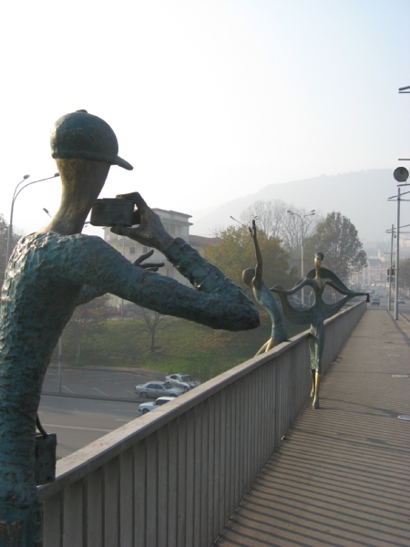 Фигуры влюбленным на мосту Бараташвили в Тбилиси Амадеус