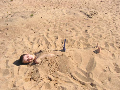 Любимое занятие Нико на пляже - закапывание в песок klemettina