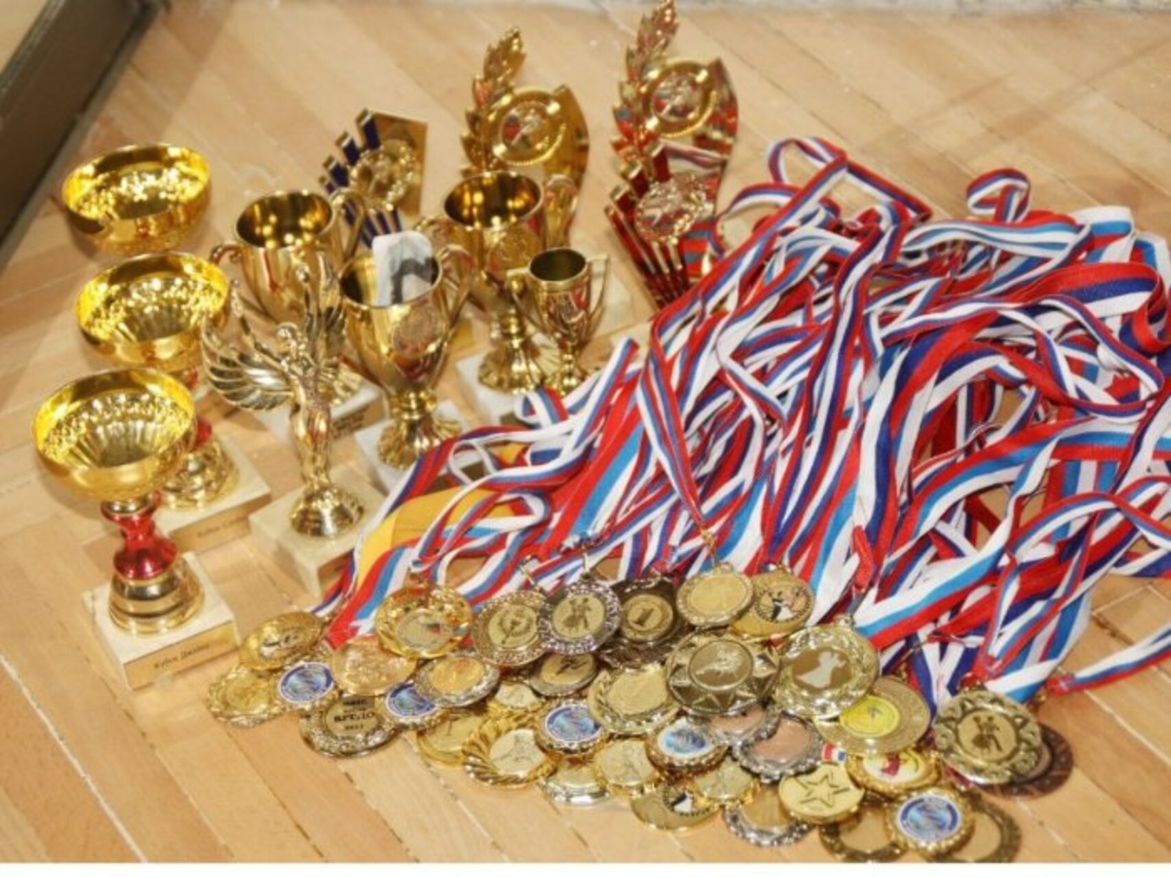 Призы спортсменам. Кубки и медали. Спортивные награды. Много медалей и кубков. Спортивные кубки и медали.