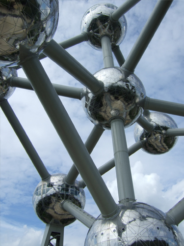 Ато́миум — одна из главных достопримечательностей и символ Брюсселя. Атомиум был спроектирован к открытию всемирной выставки 1958 архитектором Андре Ватеркейном как символ атомного века и мирного использования атомной энергии.  Наталия_Н