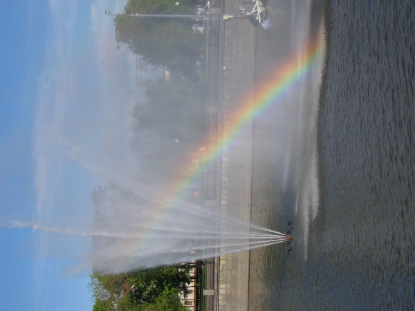 летняя радуга в фонтане Miauka