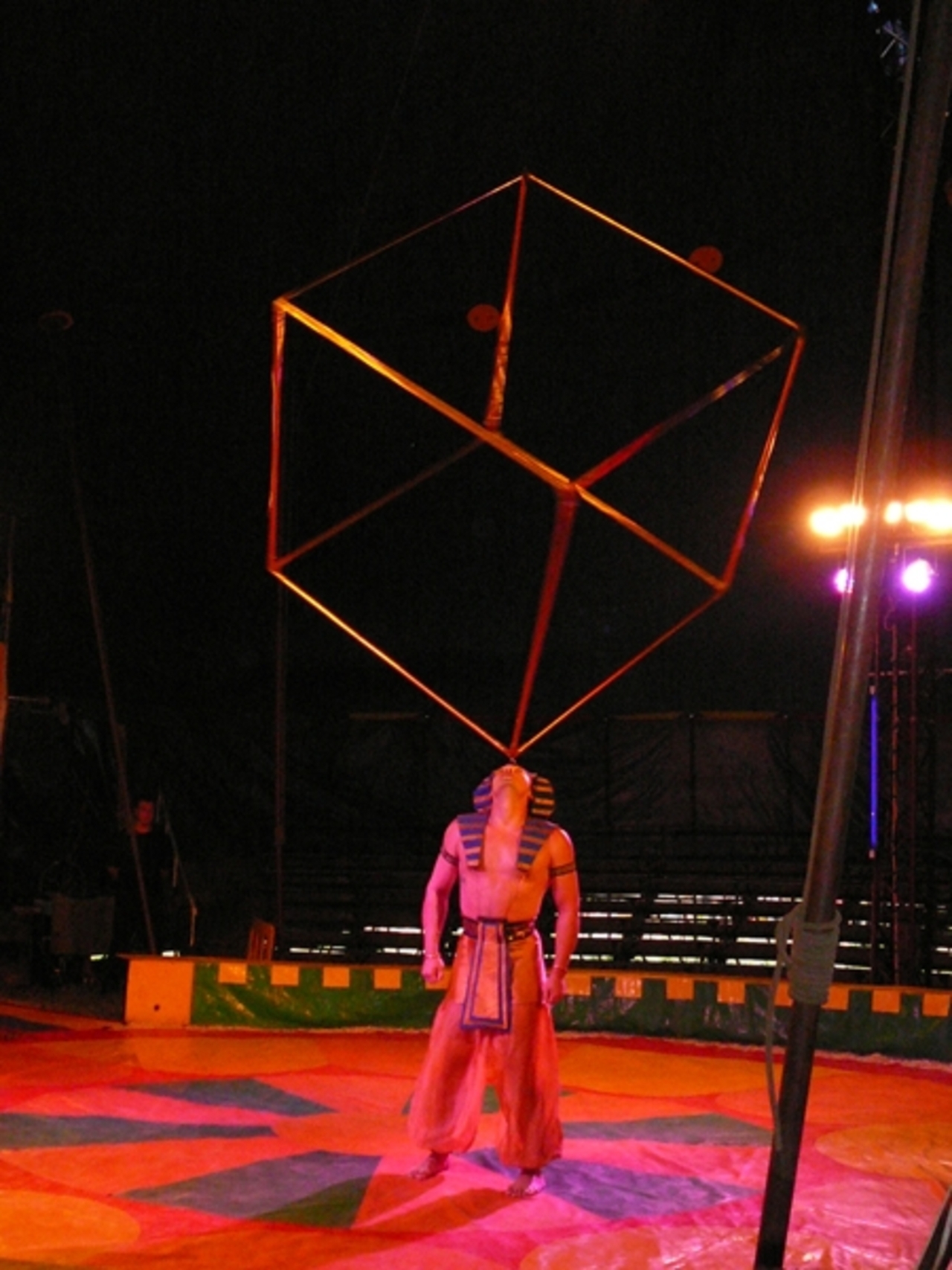 Египетский куб на арене цирка в г.Николаеве. Только ливень на улице в этот момент может оправдать пустые трибуны. Кача