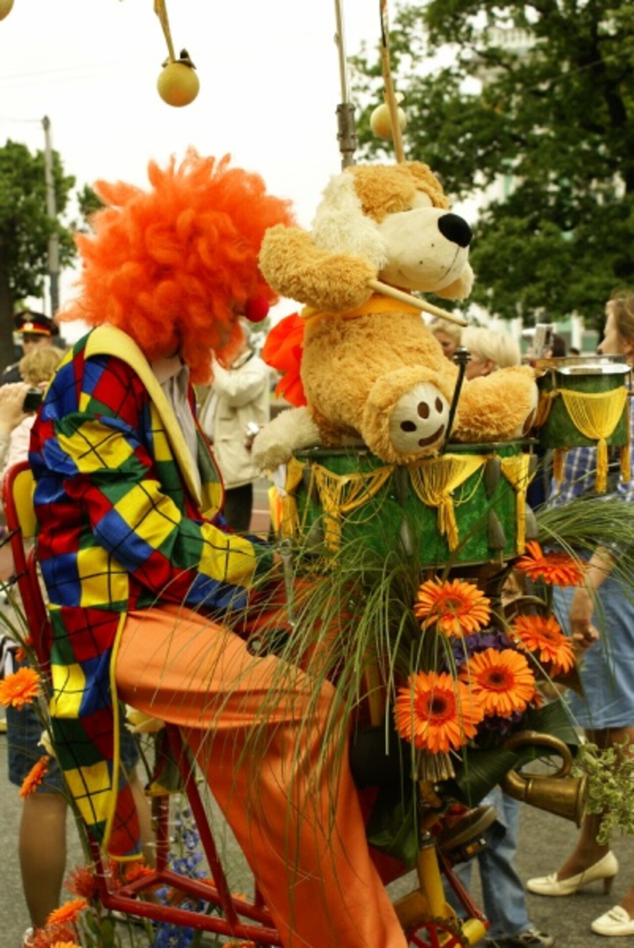 Веселый клоун на празднике цветов в Санкт-Петербурге. v-tina