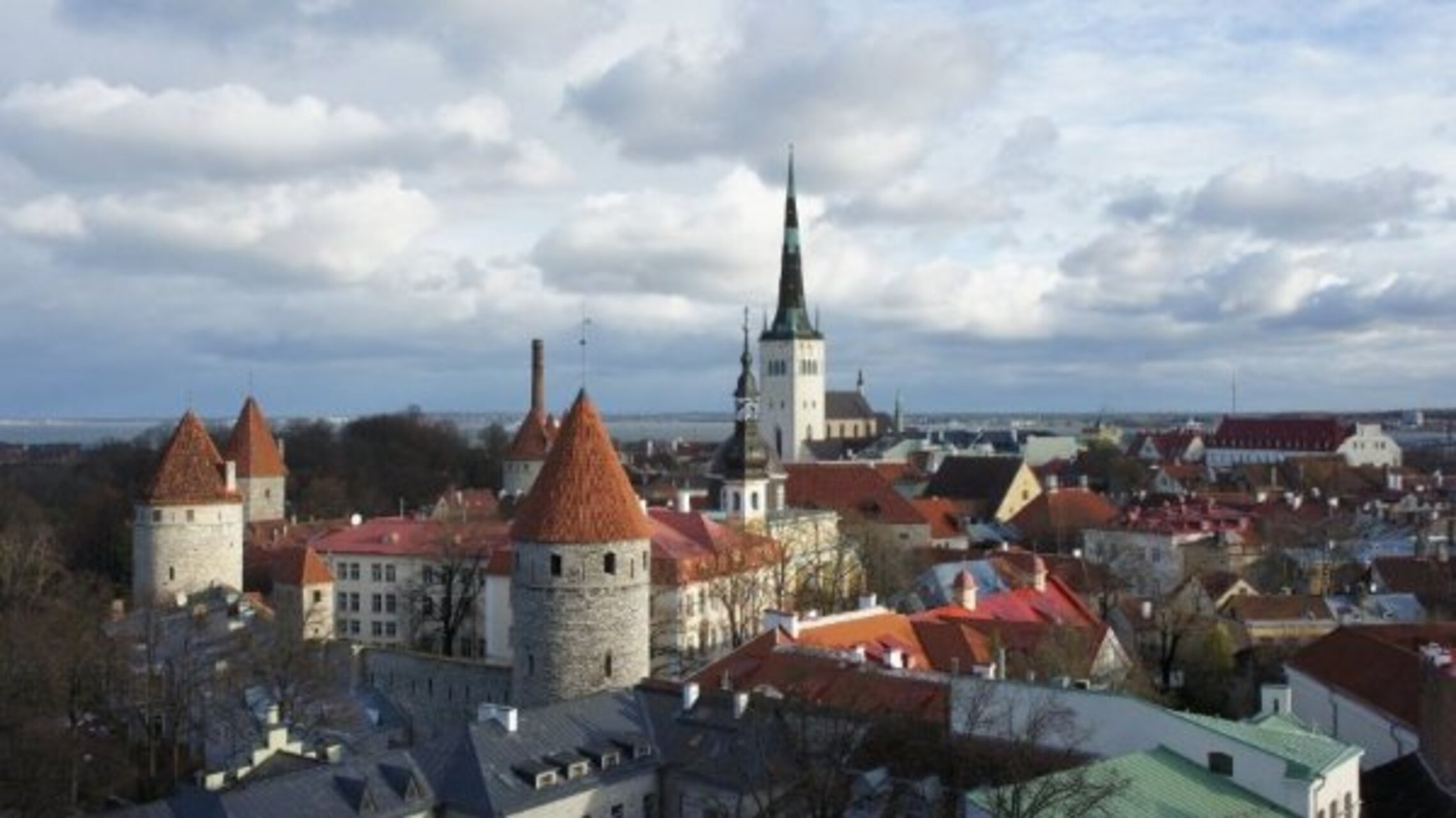 Эстония, Таллин, вид на старый город с холма Тоомпеа. Видны крепостные стены и церковь Олевисте - один из символов города.
http://ru.wikipedia.org/wiki/%D0%9E%D0%BB%D0%B5%D0%B2%D0%B8%D1%81%D1%82%D0%B5 v-tina