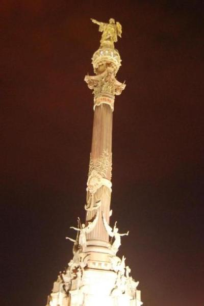 Колонна каменная, со статуей на вершине и сама по себе памятник - Монумент Колумбу (Барселона), находится на месте возвращения из первого плавания в Америку Татёнка